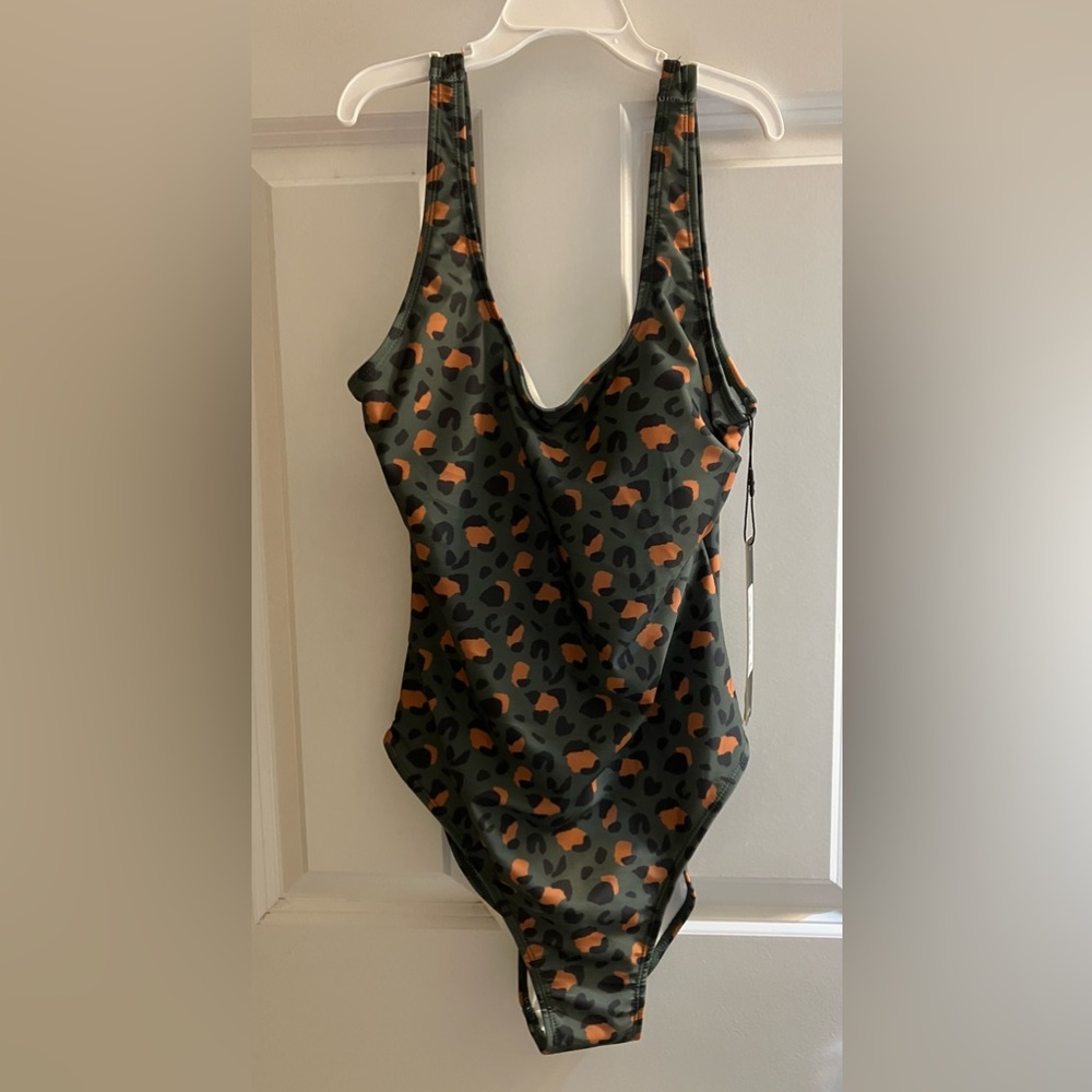 Nicole Miller one piece swimsuit w/scoop back and lined cups. Small wild kingdom